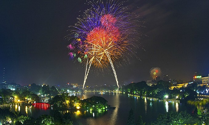 Fireworks show in Hanoi to mark 60 years of the city's liberation from the French on 10 October, 2014. Photo by Vu Quang Ngoc/VnExpress Photo Contest Fireworks show in Hanoi to mark 60 years of the city's liberation from the French on 10 October, 2014. Photo by Vu Quang Ngoc/VnExpress Photo Contest