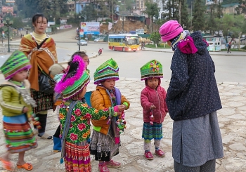 sa pa authorities recommend tourists not to buy goods from local children
