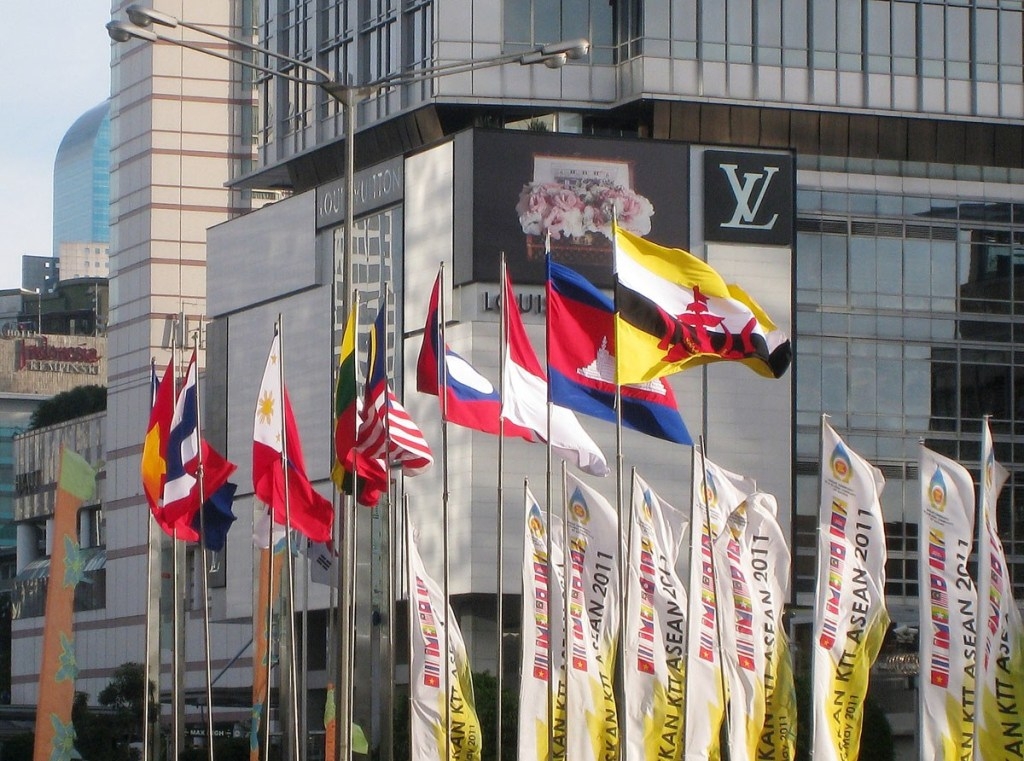 Photo: Gunawan Kartapranata / CC BY-SA 0139-2048px-asean-nations-flags-in-jakarta-3