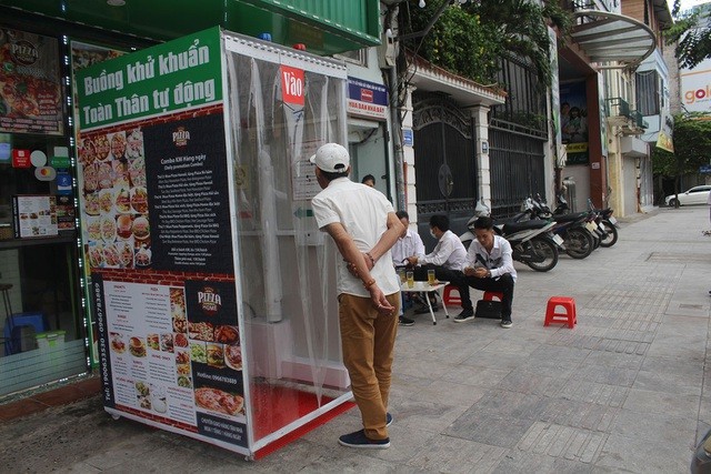 Hanoi pizza restaurant equipped with disinfection chamber to prevent coronavirus hanois pizza restaurant equipped with disinfection chamber to prevent coronavirus