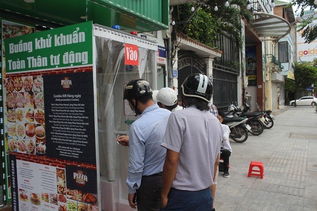 Hanoi pizza restaurant equipped with disinfection chamber to prevent coronavirus hanois pizza restaurant equipped with disinfection chamber to prevent coronavirus