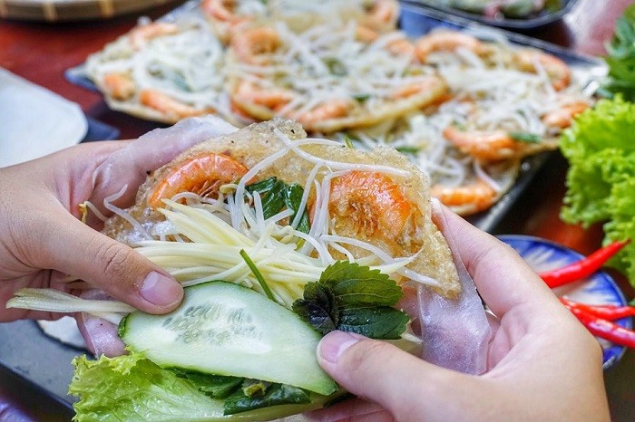 How to make ‘bánh xèo’ (Crispy Vietnamese Crepes) how to make banh xeo crispy vietnamese crepes