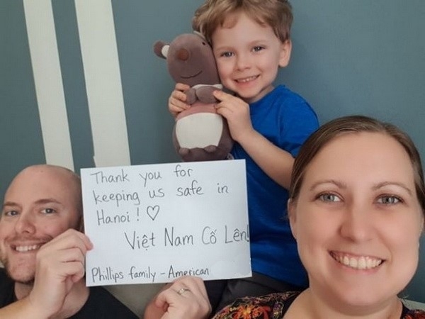 Foreigners send thanks to Vietnam COVID-19 front line via touching photos foreigners send thanks to vietnam covid 19 front line via touching photos