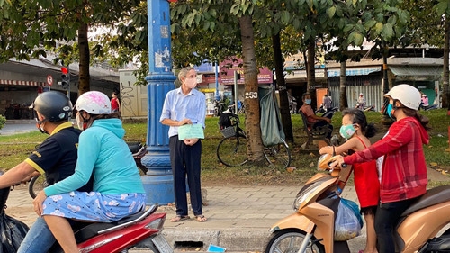 British teacher in Vietnam ‘begs for meal’ during COVID-19 outbreak british teacher in vietnam begs for meal during covid 19 outbreak