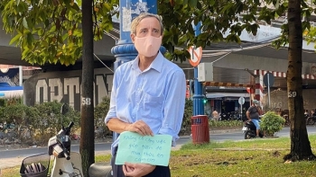 british teacher begging for meal vietnamese are too kind im fine no need support anymore