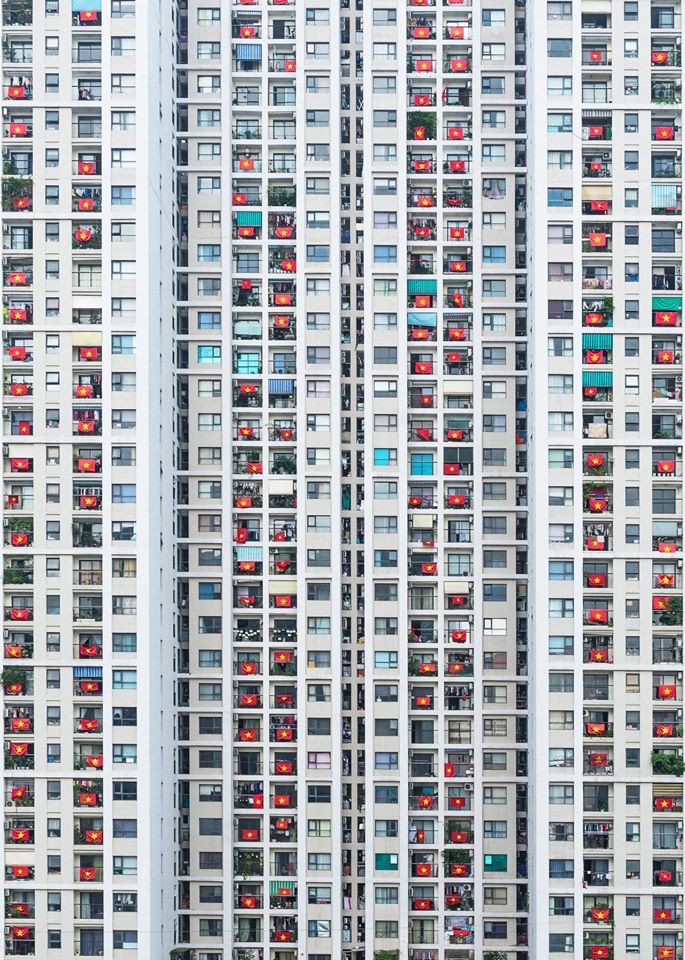 Picture: National flags simultaneously hung up Hanoi apartment raising Covid-10 fight spirit picture hanoi apartment residents hang national flag to cheer covid 19 front line