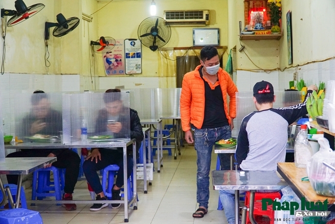 Hanoi restaurants install ‘mica barriers’ as COVID-19 prevention hanoi restaurants install mica barriers as covid 19 prevention
