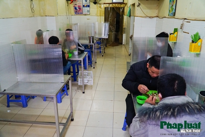 Hanoi restaurants install ‘mica barriers’ as COVID-19 prevention hanoi restaurants install mica barriers as covid 19 prevention