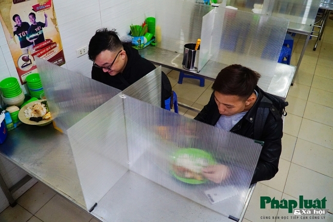 Hanoi restaurants install ‘mica barriers’ as COVID-19 prevention hanoi restaurants install mica barriers as covid 19 prevention