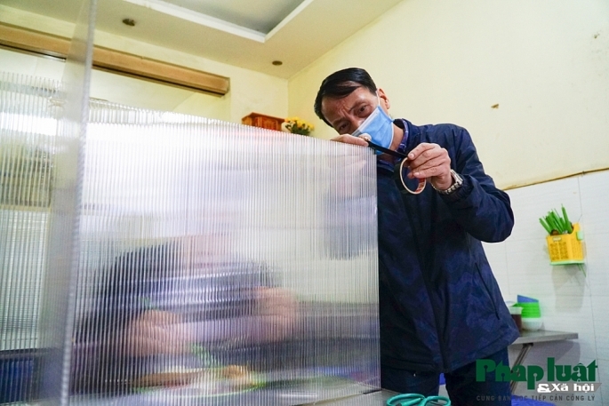 Hanoi restaurants install ‘mica barriers’ as COVID-19 prevention hanoi restaurants install mica barriers as covid 19 prevention