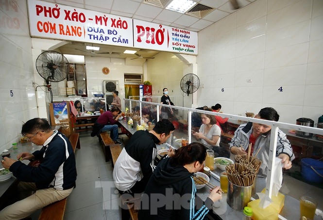 Hanoi restaurants install ‘mica barriers’ as COVID-19 prevention hanoi restaurants install mica barriers as covid 19 prevention