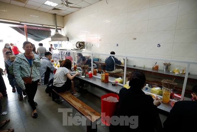 Hanoi restaurants install ‘mica barriers’ as COVID-19 prevention hanoi restaurants install mica barriers as covid 19 prevention