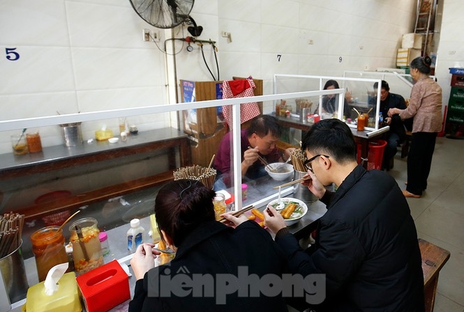 Hanoi restaurants install ‘mica barriers’ as COVID-19 prevention hanoi restaurants install mica barriers as covid 19 prevention