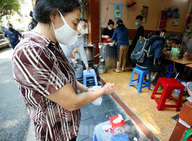 Hanoi restaurants install ‘mica barriers’ as COVID-19 prevention hanoi restaurants install mica barriers as covid 19 prevention