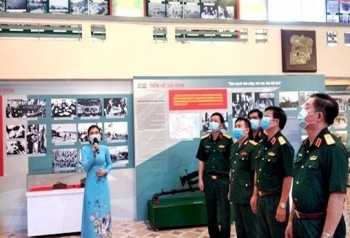 leaders pay tribute to president ho chi minh on national reunification day