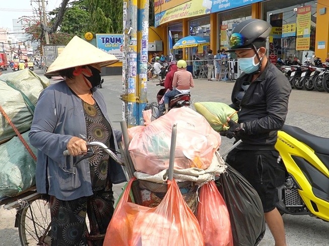 This Vietnamese young man has offered free meals to poor people for almost a decade vietnamese young man nearly a decade offers free meals to poor people