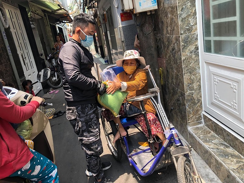 This Vietnamese young man has offered free meals to poor people for almost a decade vietnamese young man nearly a decade offers free meals to poor people