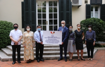 hanoi based ce0ntre of medical research donates much needed medical supplies to germany