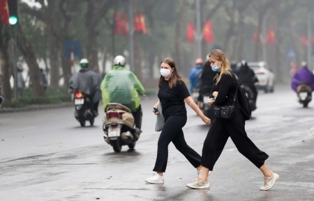 Foreigners decide to stay in Vietnam amid COVID-19 as they feel safer than at home