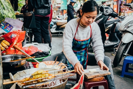 Hanoi requires street food vendors to wear masks