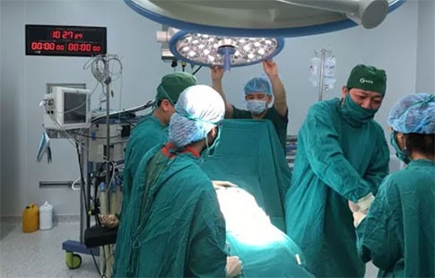 First transgender man gives birth to baby in Vietnam first transgender man gives birth to baby in vietnam