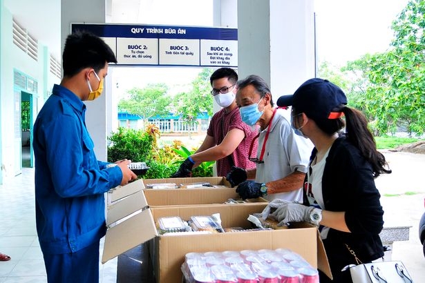 Vietnamese student helps international arrivals while stuck in Vietnam quarantine camp vietnamese student helps international arrivals while stuck in vietnam quarantine camp