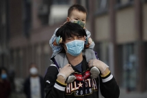 chinese father invents portable case to protect his son from covid 19