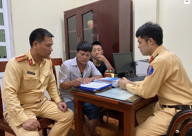 Hanoi traffic policemen save drowning man Hanoi traffic policemen save drowning man