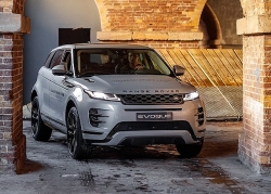 bo doi mau xe land rover defender moi giai cuu xe tai nang 20 tan den noi an toan