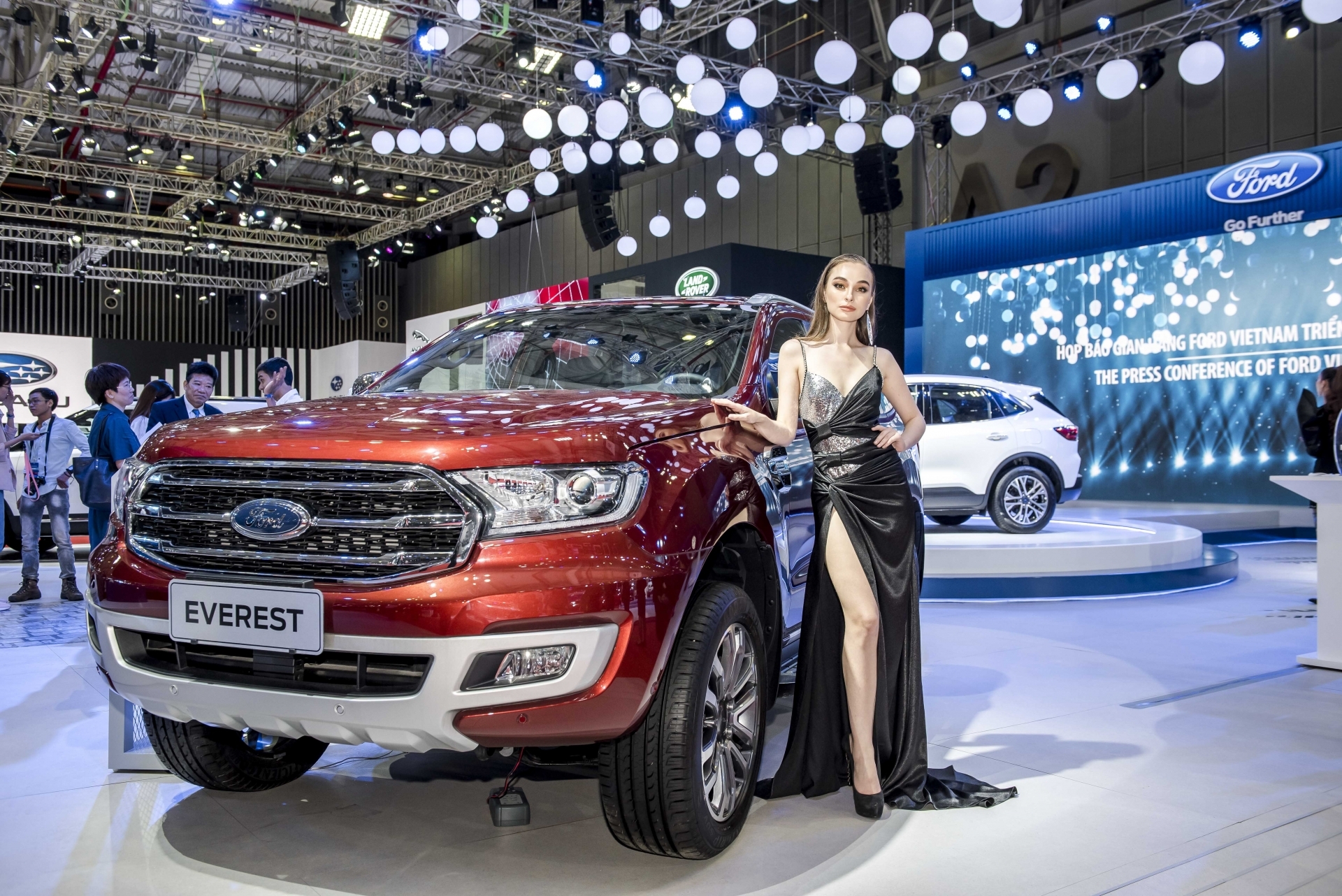 Tầm giá 1,2 tỷ đồng: Mua Toyota Fotuner hay Ford Everest chơi Tết 2020? tam gia 14 ty dong mua toyota fotuner hay ford everest choi tet 2020