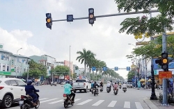 video hai hung o to vuot den do khien 3 xe dam nhau nat dau