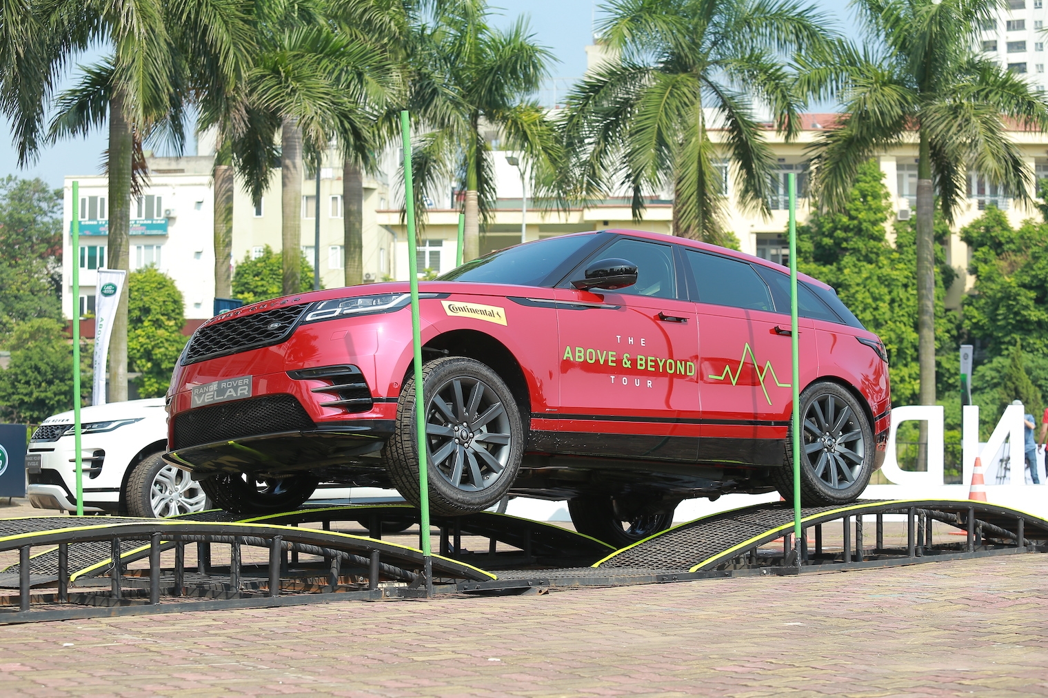 Giá xe ô tô Land Rover mới nhất tháng 3/2020: Từ 2,8 tới 11,5 tỷ đồng gia xe o to land rover moi nhat thang 32020 tu 28 toi 115 ty dong