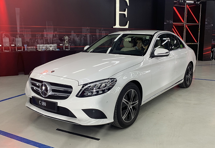 Mercedes C-Class: Chọn C 180 hay thêm 300 triệu mua C 200 Exclusive mercedes c class chon c180 2020 hay them 300 trieu mua c 200 exclusive 2020