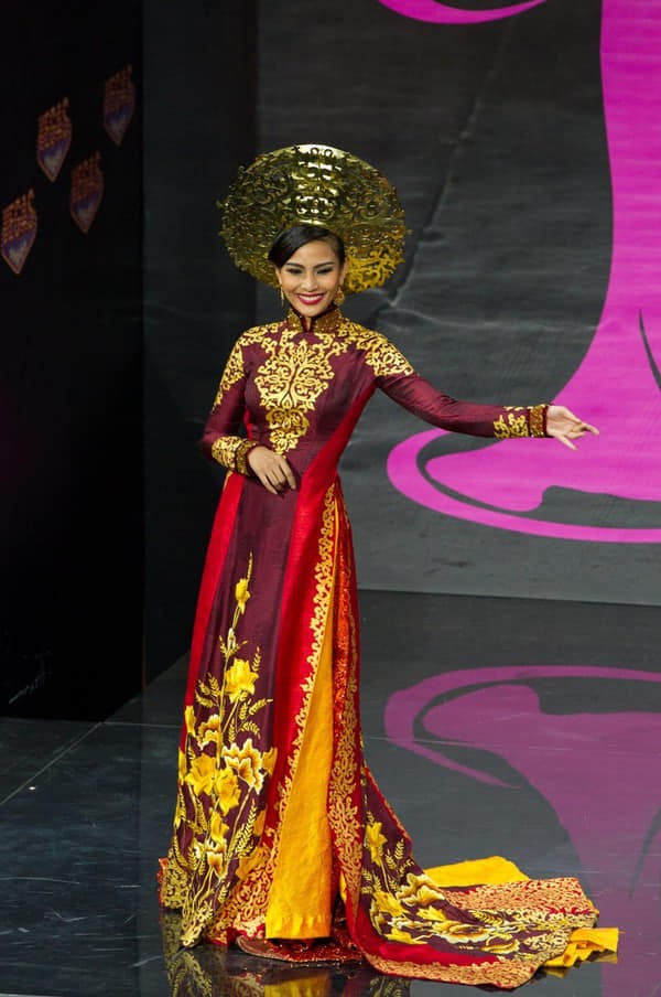 Loạt trang phục dân tộc của người đẹp Việt trong các cuộc thi nhan sắc thế giới nhin lai loat trang phuc dan toc cua nguoi dep viet trong cac cuoc thi nhan sac the gioi