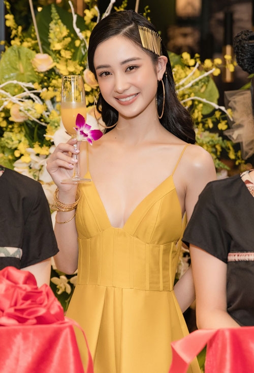 tin giai tri sao viet hom nay 99 minh tu khoe than hinh nong bong tai my