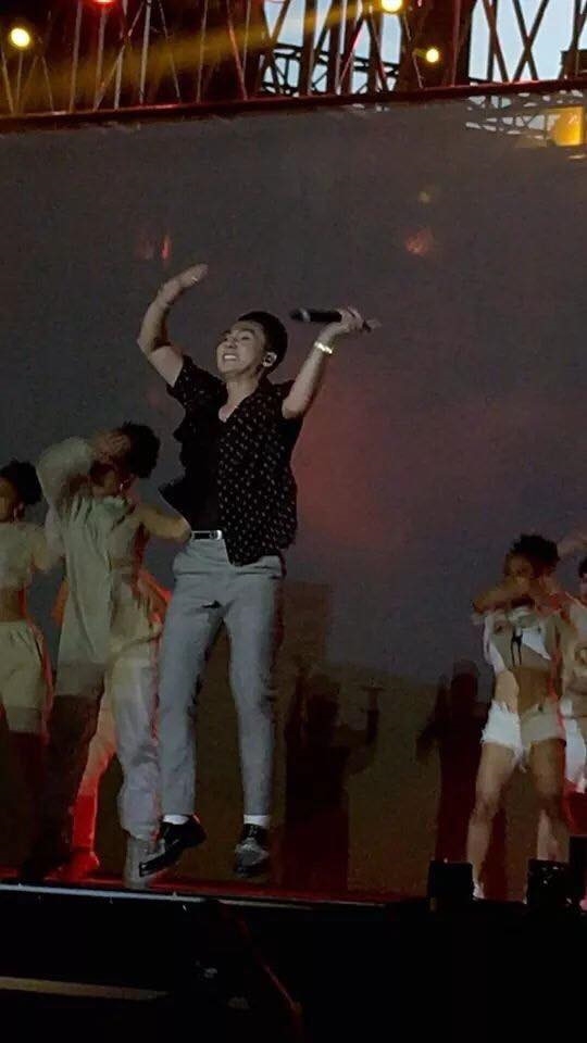 tin giai tri sao viet hom nay 110 son tung m tp bi rach quan khi bieu dien
