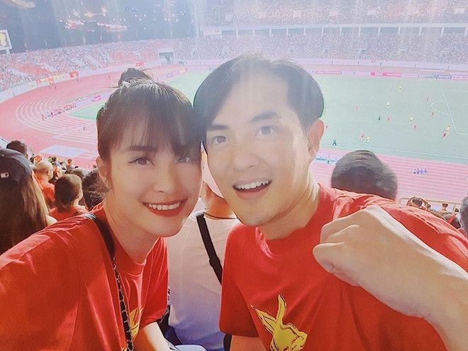 Tin giải trí sao Việt hôm nay (11/10): Đông Nhi - Ông Cao Thắng cùng dàn sao Việt cổ vũ đội tuyển Việt Nam đấu Malaysia tin giai tri sao viet hom nay 1110 dong nhi ong cao thang cung dan sao viet co vu doi tuyen viet nam dau malaysia
