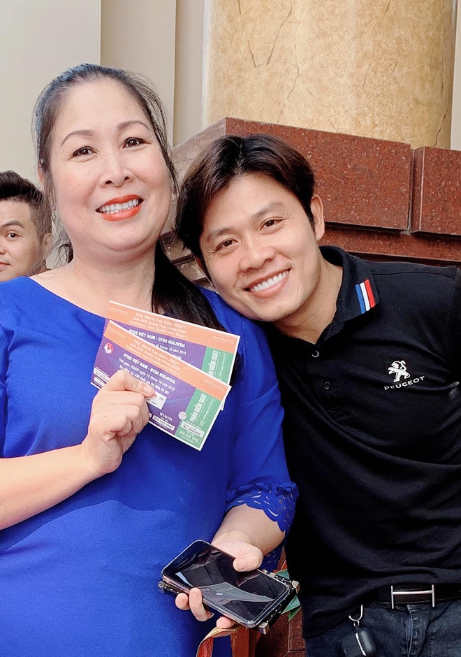 Tin giải trí sao Việt hôm nay (11/10): Đông Nhi - Ông Cao Thắng cùng dàn sao Việt cổ vũ đội tuyển Việt Nam đấu Malaysia tin giai tri sao viet hom nay 1110 dong nhi ong cao thang cung dan sao viet co vu doi tuyen viet nam dau malaysia