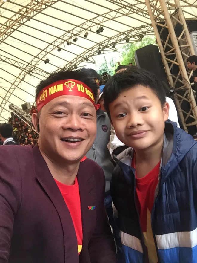 Tin giải trí sao Việt hôm nay (11/10): Đông Nhi - Ông Cao Thắng cùng dàn sao Việt cổ vũ đội tuyển Việt Nam đấu Malaysia tin giai tri sao viet hom nay 1110 dong nhi ong cao thang cung dan sao viet co vu doi tuyen viet nam dau malaysia