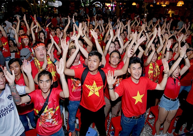 Tin giải trí sao Việt hôm nay (16/10): Sao Việt ăn mừng ĐT Việt Nam thắng trận, Hà Hồ được khen có tướng phu thê với Kim Lý tin giai tri sao viet hom nay 1610 sao viet an mung dt viet nam thang tran ha ho duoc khen co tuong phu the voi kim ly