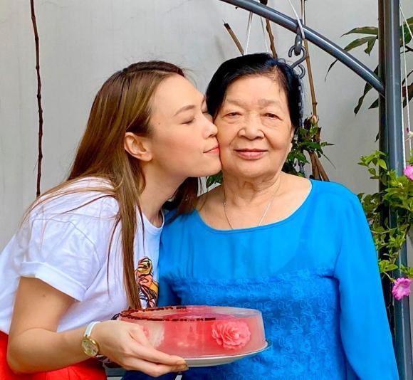 Tin giải trí sao Việt hôm nay (16/10): Sao Việt ăn mừng ĐT Việt Nam thắng trận, Hà Hồ được khen có tướng phu thê với Kim Lý tin giai tri sao viet hom nay 1610 sao viet an mung dt viet nam thang tran ha ho duoc khen co tuong phu the voi kim ly