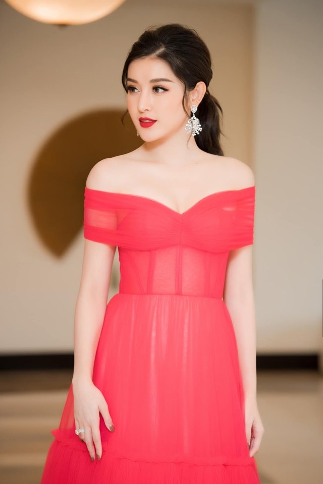 Bản tin Hoa hậu ngày 20/10: Tiểu Vy khoe sắc trên đường phố Hàn Quốc, H'Hen Niê không thể sang Mỹ ban tin hoa hau ngay 2010 tieu vy khoe sac tren duong pho han quoc hoang thuy chot ngay sang my thi hoa hau hoan vu