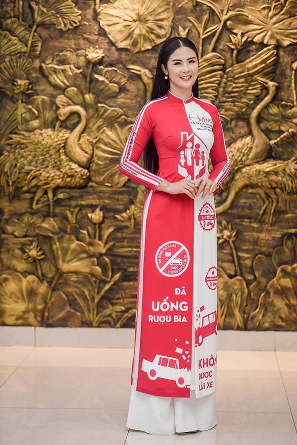 Bản tin Hoa hậu ngày 20/10: Tiểu Vy khoe sắc trên đường phố Hàn Quốc, H'Hen Niê không thể sang Mỹ ban tin hoa hau ngay 2010 tieu vy khoe sac tren duong pho han quoc hoang thuy chot ngay sang my thi hoa hau hoan vu