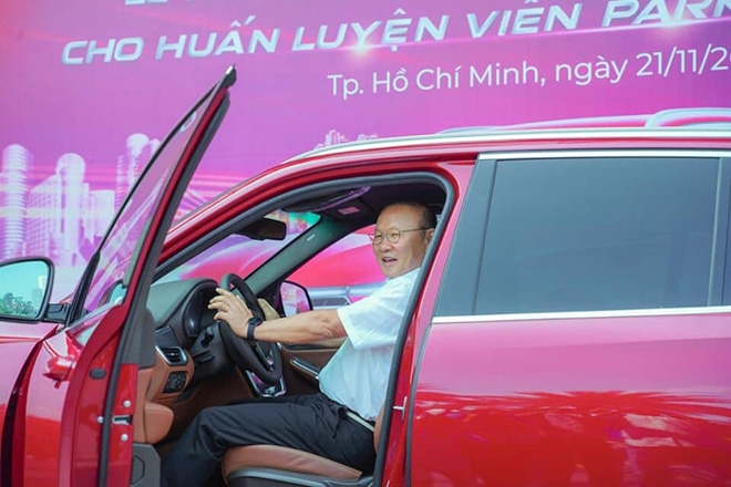 hlv park hang seo duoc tang nhung chiec xe gi sau 2 nam o viet nam