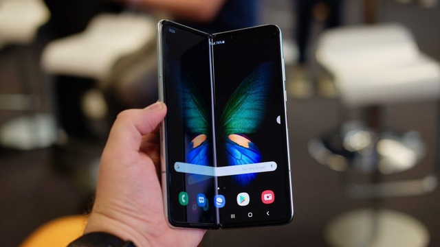 Samsung Galaxy Fold giá 50 triệu vẫn hút khách samsung galaxy fold gia 50 trieu van hut khach