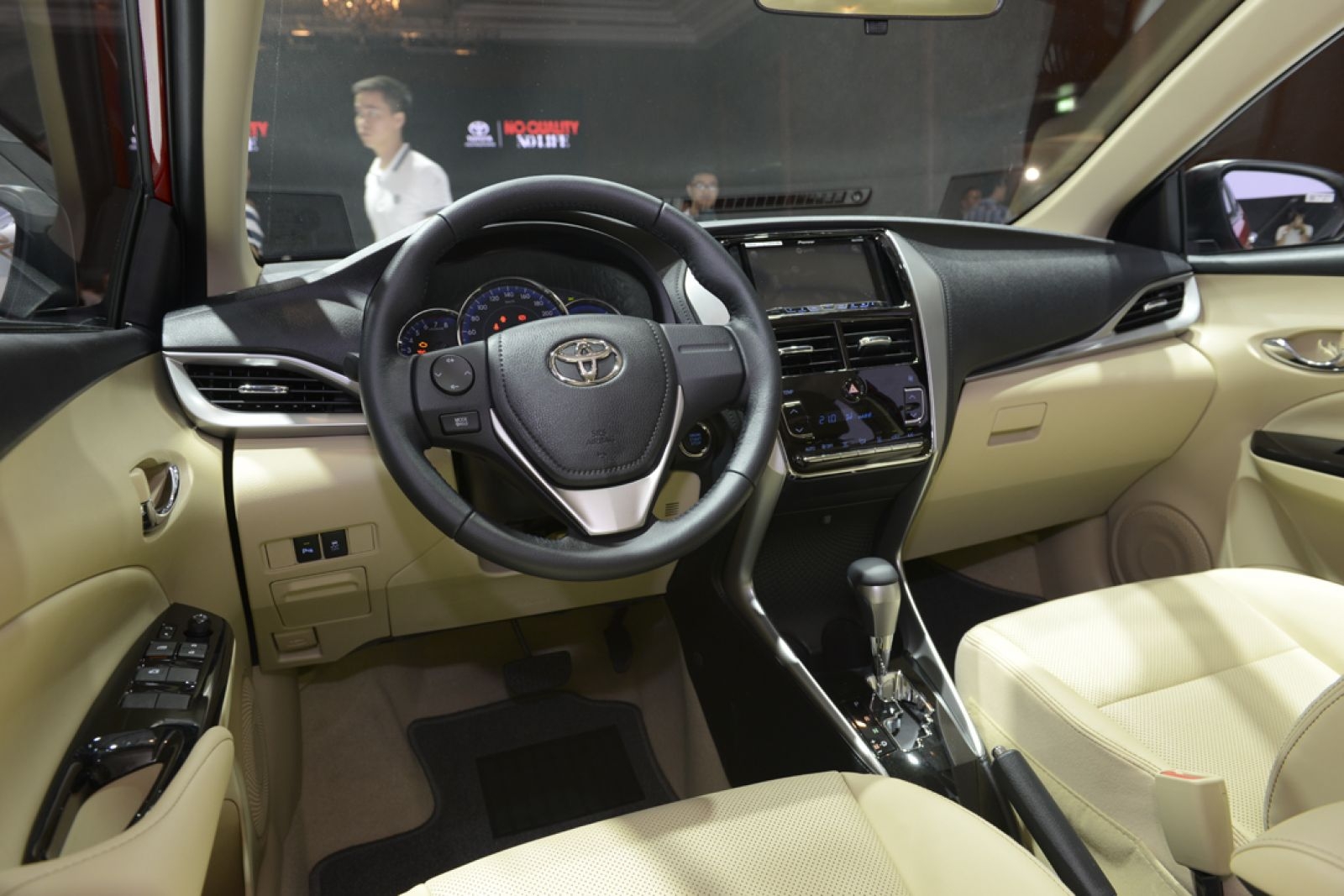 toyota vios dau hyundai accent ke tam lang nguoi nua can