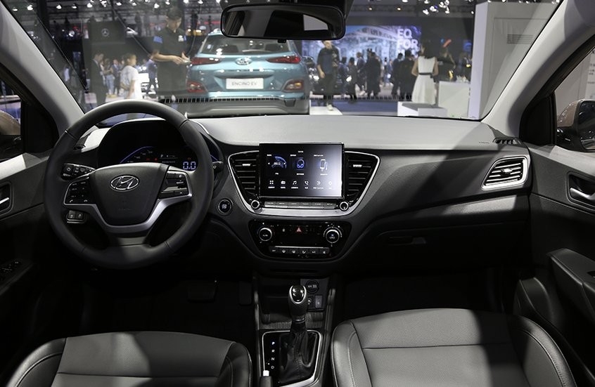 toyota vios dau hyundai accent ke tam lang nguoi nua can