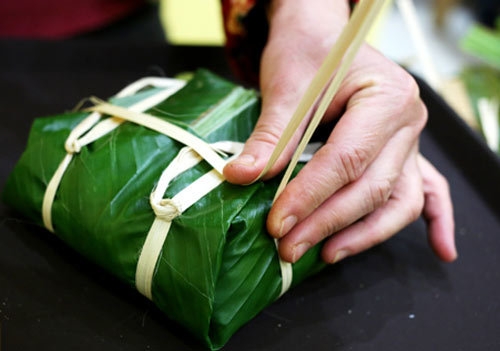 Món ngon ngày Tết: Cách gói bánh chưng vuông, đẹp mắt
