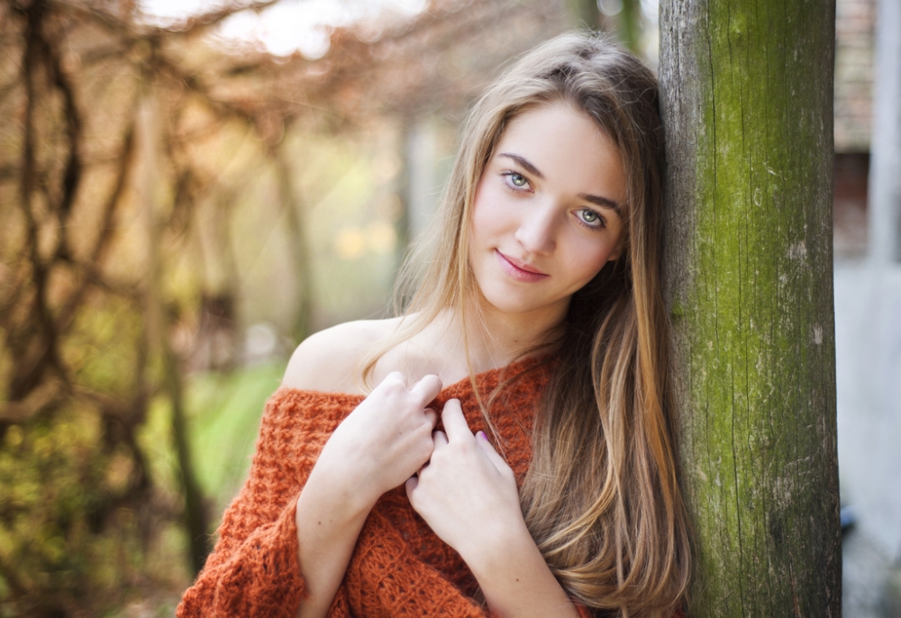 undefined 0226 graphicstock outdoor portrait of beautiful girl in autumn forest h0msxvl2zb 1024x702