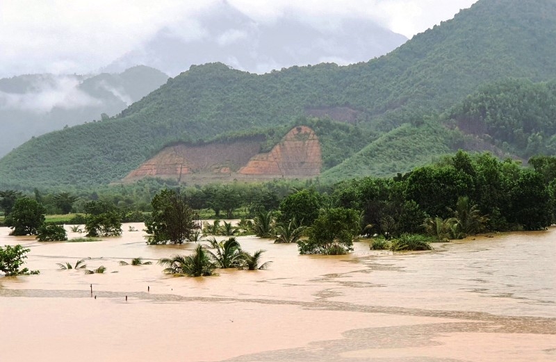 Miền Trung mưa triền miên không ngớt, hàng trăm ngôi nhà ngập sát nóc
